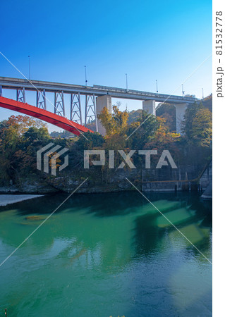 荒川 玉淀ダム付近 秋の風景 紅葉の季節 荒川 玉淀ダム付近 秋の風景 紅葉の季節 81532778