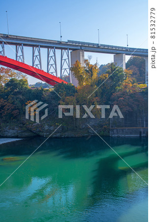 荒川　玉淀ダム付近　秋の風景　紅葉の季節　　 81532779