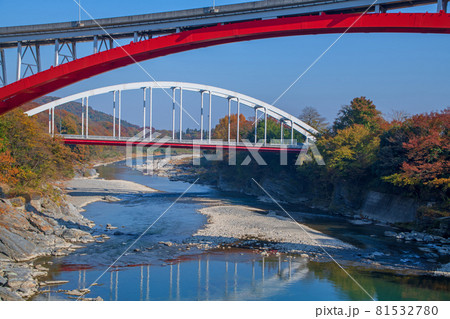 荒川　玉淀ダム付近　秋の風景　紅葉の季節　　 81532780