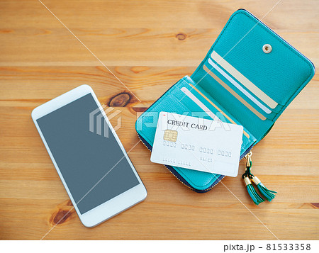 スマートフォンとカードの入った財布 81533358