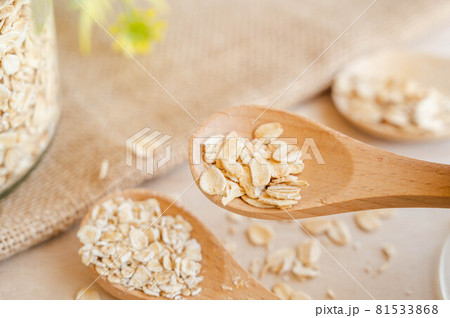 大きさ違いのオートミール 81533868