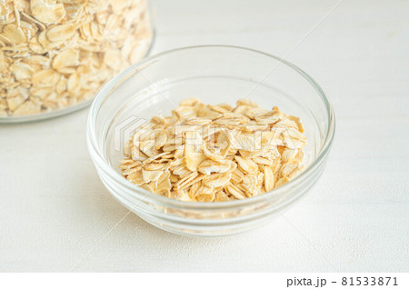 ガラスの器に入ったオートミール 81533871
