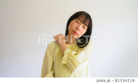 肩こり 女性 肩こり 女性 81534219