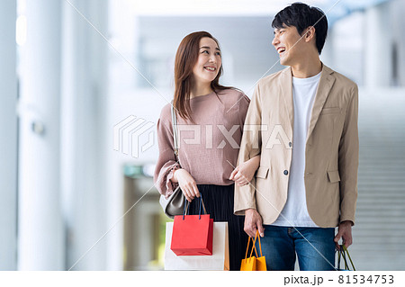 女性　ショッピング　買い物　カップル　夫婦　デート 81534753