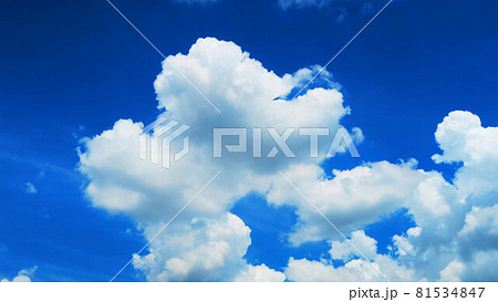 夏の青空と雲の風景 夏の青空と雲の風景 81534847