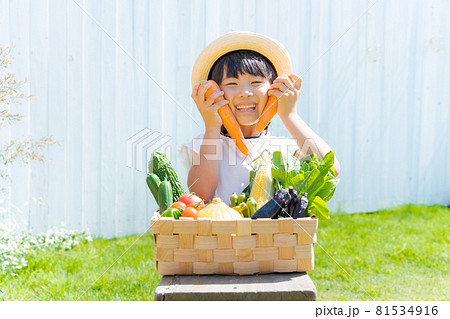 子供　野菜　元気　 81534916