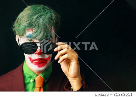 Man in clown makeup Man in clown makeup 81535011