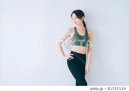スポーツウェアの若い女性 81535119