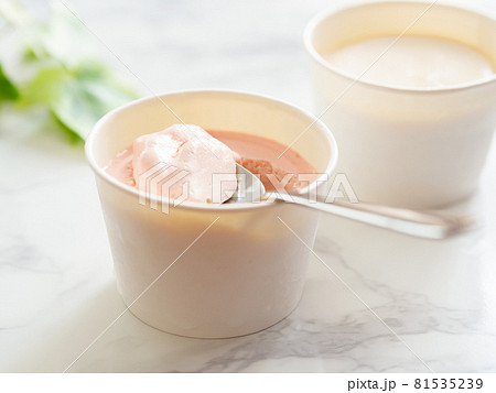 カップに入ったストロベリーアイスとバニラアイス 81535239