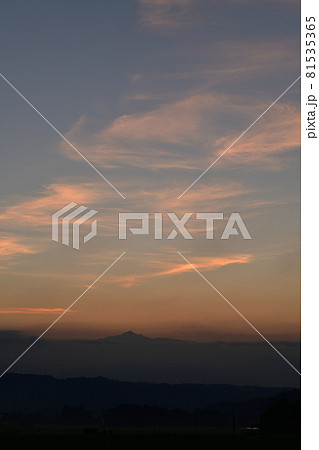 北杜市白州町、夜明けの秩父山系（ベルガ通りから） 81535365