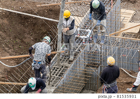 コンクリート打設 棒形振動機 壁の打込み コンクリート打設 棒形振動機 壁の打込み 81535931