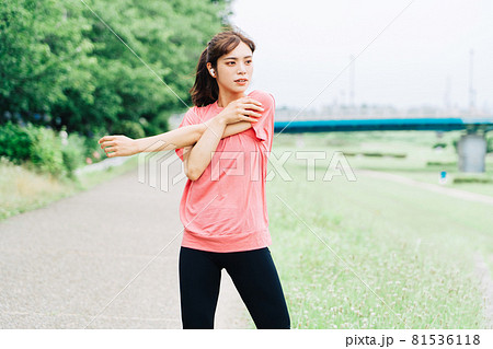 音楽を聴きながらトレーニングをする女性 81536118