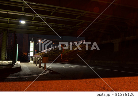 深夜のガード下のバス停 81536126