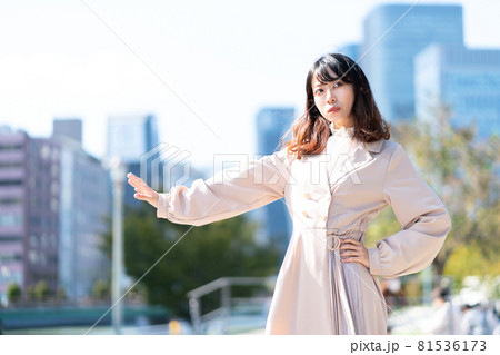 ポートレート　女性　秋冬コーデ 81536173