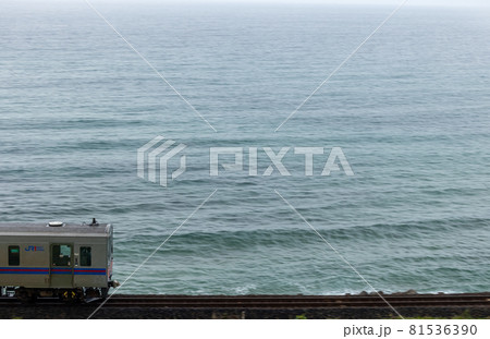 日本海沿岸を走るローカル列車 日本海沿岸を走るローカル列車 81536390