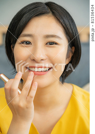 メイクをする女性 81536434