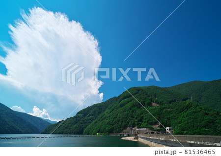 夏の梓湖から上高地方面に沸いた積雷雲を望む 81536465