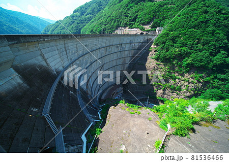 夏の梓湖から奈川渡ダムのアーチと下流を望む 81536466