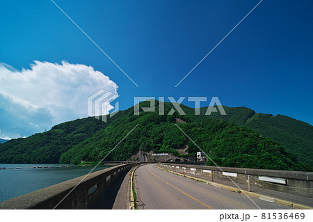 夏の奈川渡ダム上を走る国道158号線の上高地方面を望む 81536469