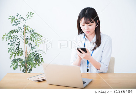 テレワーク中に電卓で計算する女性 テレワーク中に電卓で計算する女性 81536484