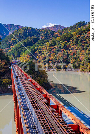 日本の車窓から 紅葉の大井川鐵道井川線 奥大井湖上駅 日本の車窓から 紅葉の大井川鐵道井川線 奥大井湖上駅 81536495