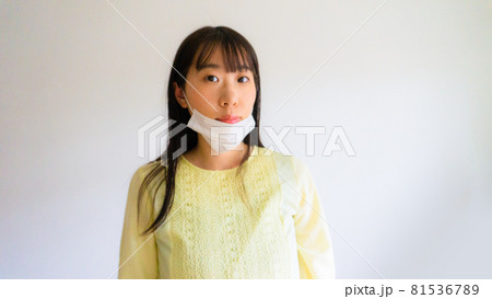 顎マスクをしている女性 81536789