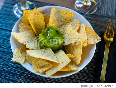 Nachos con guacamole. Corn chips. Nachos con guacamole. Corn chips. 81536997