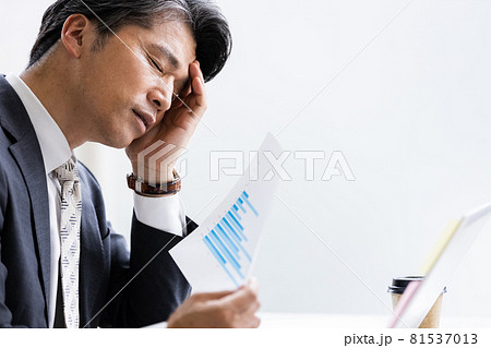 デスクワーク中に頭を抱えるビジネスマン 81537013