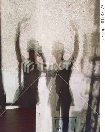 二人のバレリーナのシルエット 81537272