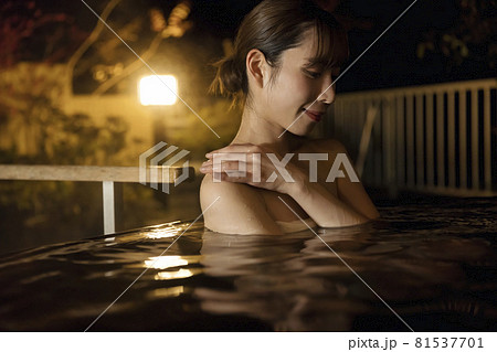 夜、貸切露天風呂に入る若い女性　温泉イメージ　GoToトラベルキャンペーン　全国旅行支援 81537701