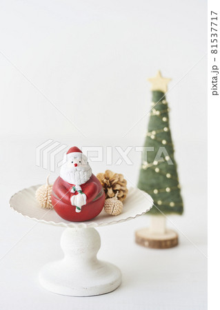 サンタクロースとホワイトクリスマスイメージ サンタクロースとホワイトクリスマスイメージ 81537717