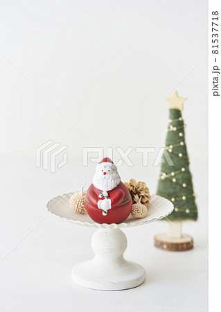 サンタクロースとホワイトクリスマスイメージ サンタクロースとホワイトクリスマスイメージ 81537718