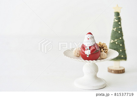 サンタクロースとホワイトクリスマスイメージ サンタクロースとホワイトクリスマスイメージ 81537719