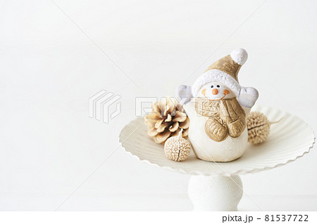 雪だるまとホワイトクリスマスイメージ 81537722