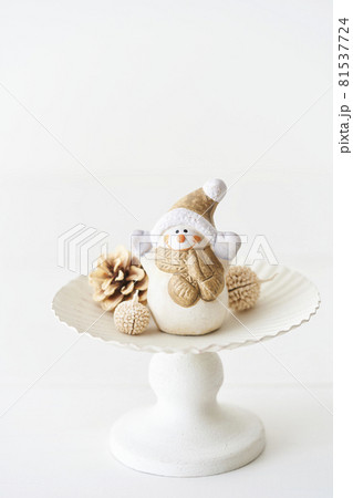 雪だるまとホワイトクリスマスイメージ 81537724
