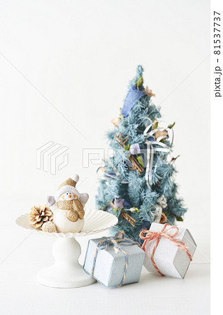 雪だるまとホワイトクリスマスイメージ 81537737