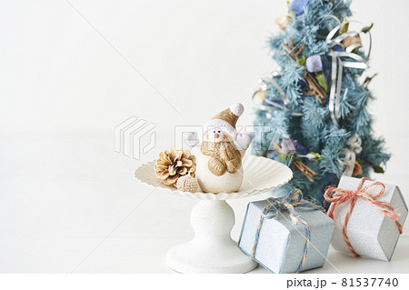 雪だるまとホワイトクリスマスイメージ 81537740