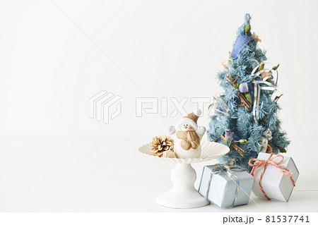 雪だるまとホワイトクリスマスイメージ 81537741