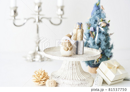 雪だるまとホワイトクリスマスイメージ 81537750