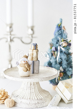 雪だるまとホワイトクリスマスイメージ 雪だるまとホワイトクリスマスイメージ 81537751
