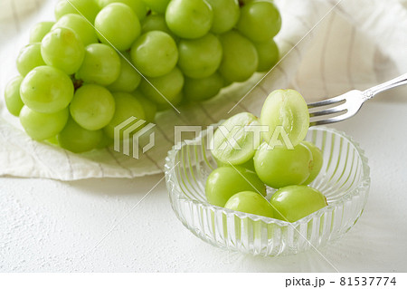 グラスの器に盛られたシャインマスカット 81537774