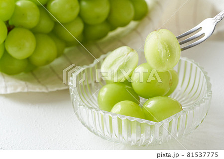 グラスの器に盛られたシャインマスカット 81537775