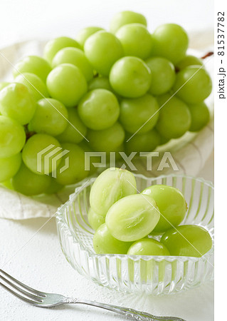 グラスの器に盛られたシャインマスカット 81537782