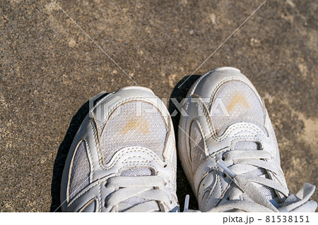 白い運動靴を洗うと茶色のシミが出たの写真素材