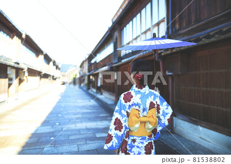 金沢 ひがし茶屋街と着物姿の女性 81538802