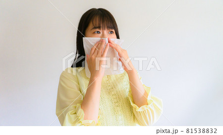 鼻をかむ女性	 81538832