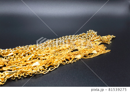 光り輝くゴールドのアクセサリー 81539275