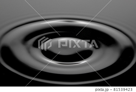 小皿の醤油の上に落ちた醤油の滴によってできた波紋のクロースアップ 81539423