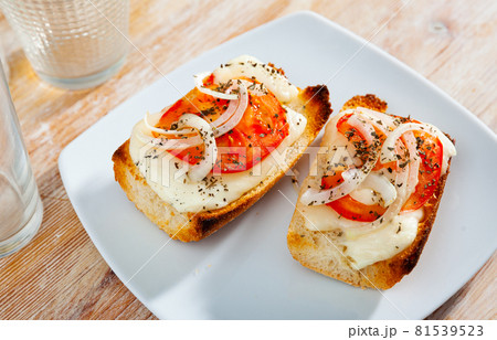 Toasted bread with cheese, onion and tomato Toasted bread with cheese, onion and tomato 81539523