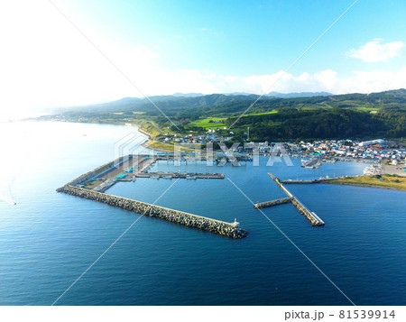 夏の北海道八雲町落部港の朝の風景を空撮 夏の北海道八雲町落部港の朝の風景を空撮 81539914